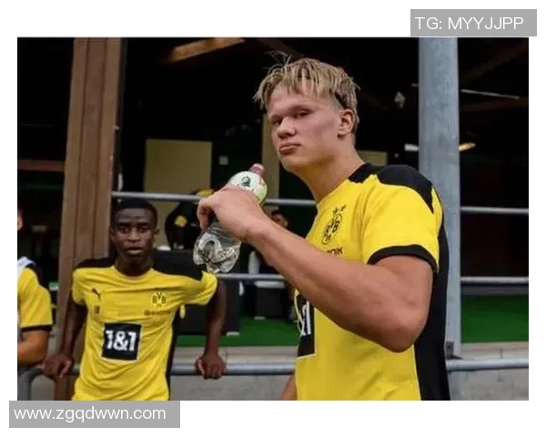 足球明星佩戴运动发带展现个性与风格引领时尚潮流